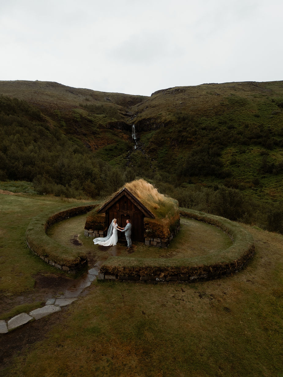 ADVENTUREADVENTURE ELOPEMENT IN ÞJÓRSÁRDALUR VALLEY